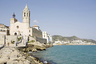 Blick auf die Kirchen San Bartolome und Santa Tecla in Sitges, Spanien