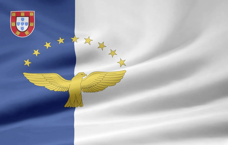 Die offizielle Flagge der Azoren zeigt ein vertikal geteiltes Blau-Weiß, einen goldenen Kuhreiher mit neun Sternen und das portugiesische Wappen.