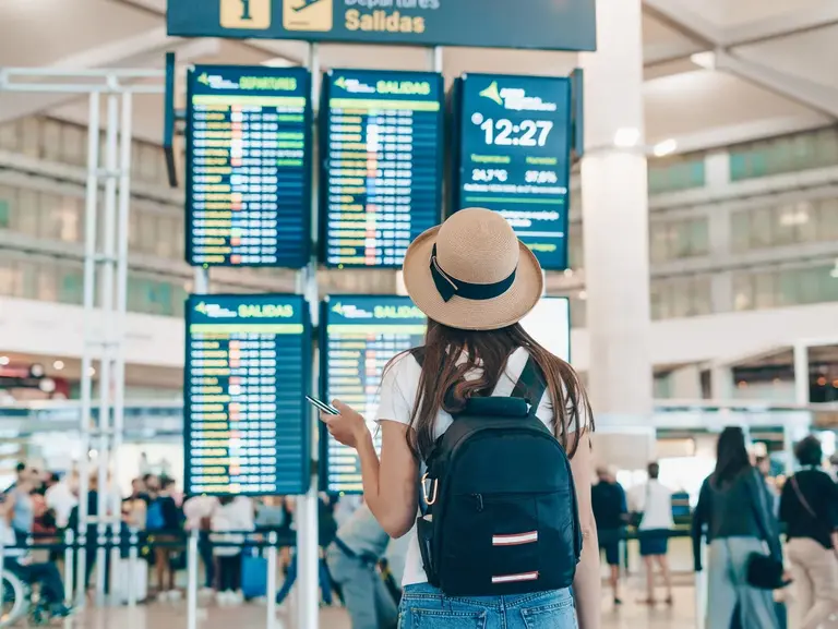 Stressfrei reisen mit Wolters Rundreisen Reisende am Flughafen – komfortable und sorgenfreie Reiseplanung mit Wolters Rundreisen