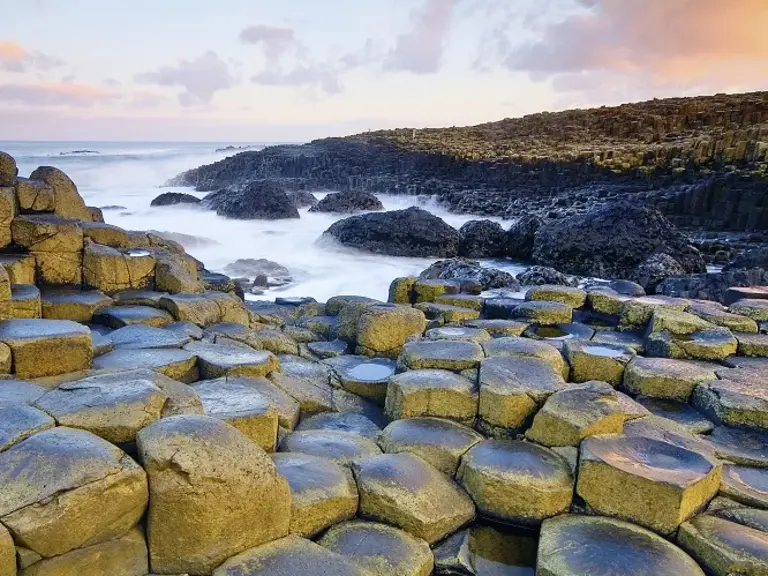 Giants Causeway in Nordirland Basaltsäulen des Giants Causeway an der Küste Nordirlands bei Sonnenuntergang – UNESCO-Weltnaturerbe und spektakuläre Naturformation.