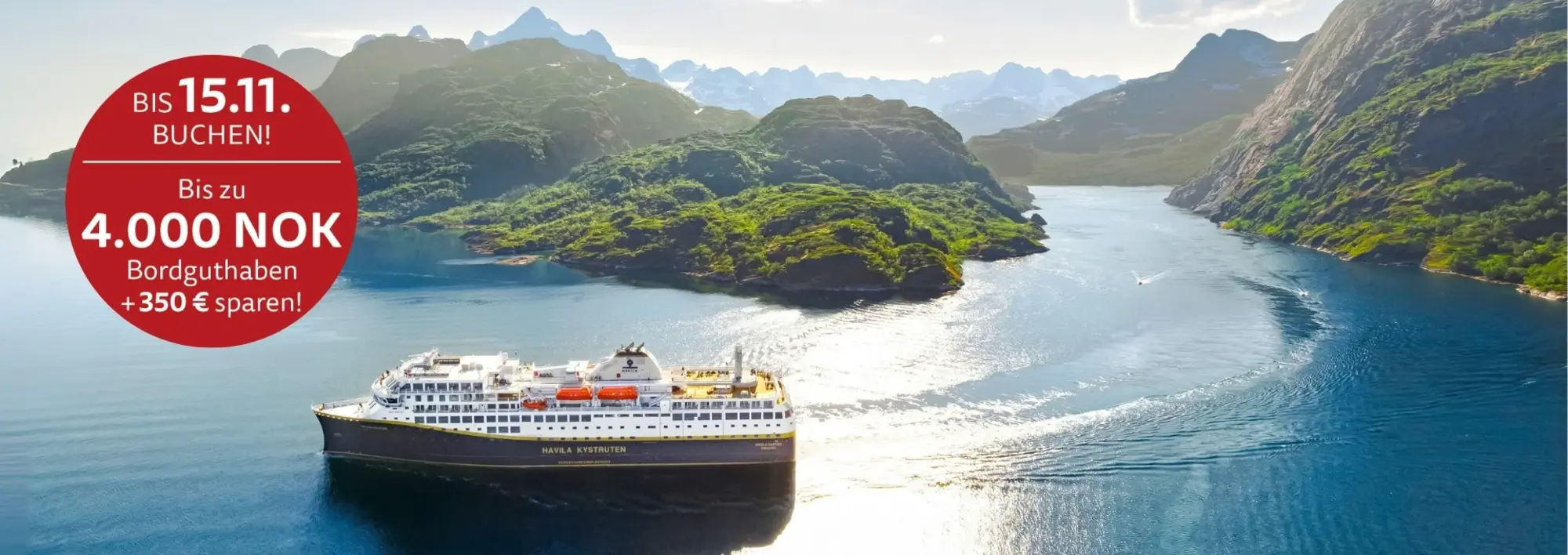 Norwegen Schiffsreise - Mit Havila Voyages durch die Fjorde reisen Ein Postschiff von Havila gleitet durch eine malerische Fjordlandschaft in Norwegen, umgeben von grünen Bergen und tiefblauem Wasser. Im Bild ist eine Buchungsaktion mit Bordguthaben beworben. Das Motiv vermittelt die Ruhe, Schönheit und Exklusivität einer Schiffsreise entlang der norwegischen Küste.
