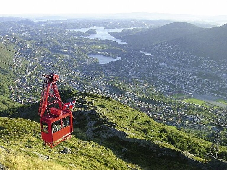 Fahrt mit der Seilbahn zum Ulrikenberg in Bergen 