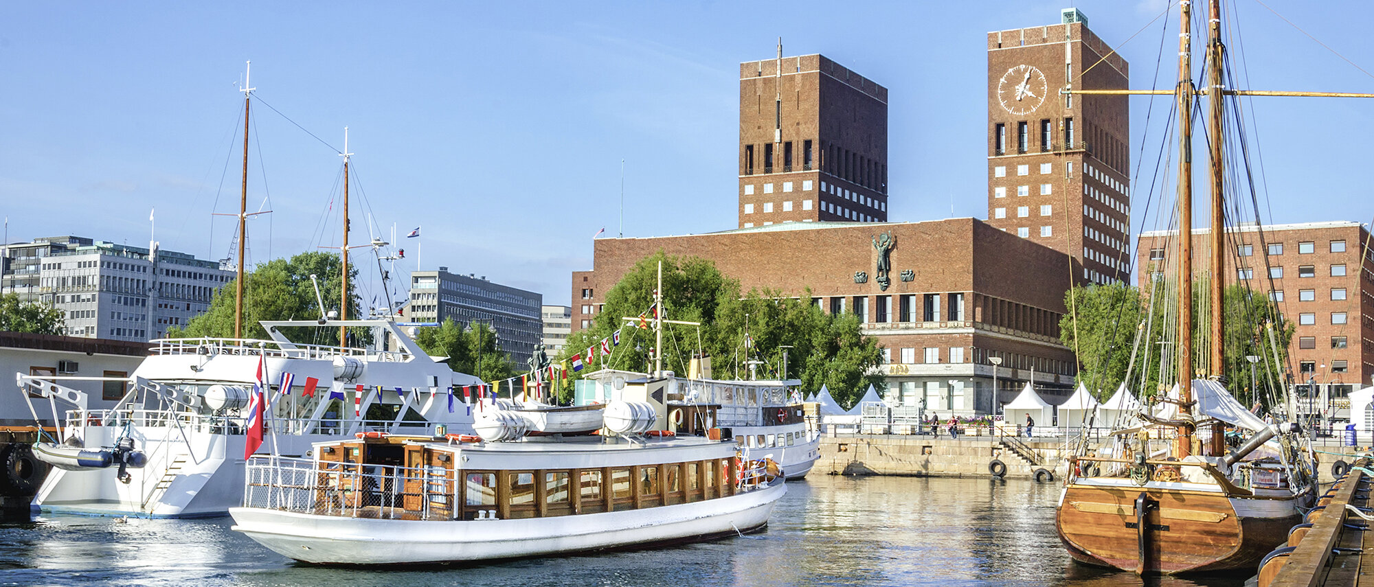 Blick auf Oslos Hafen und Rathaus Oslo im Sommer.