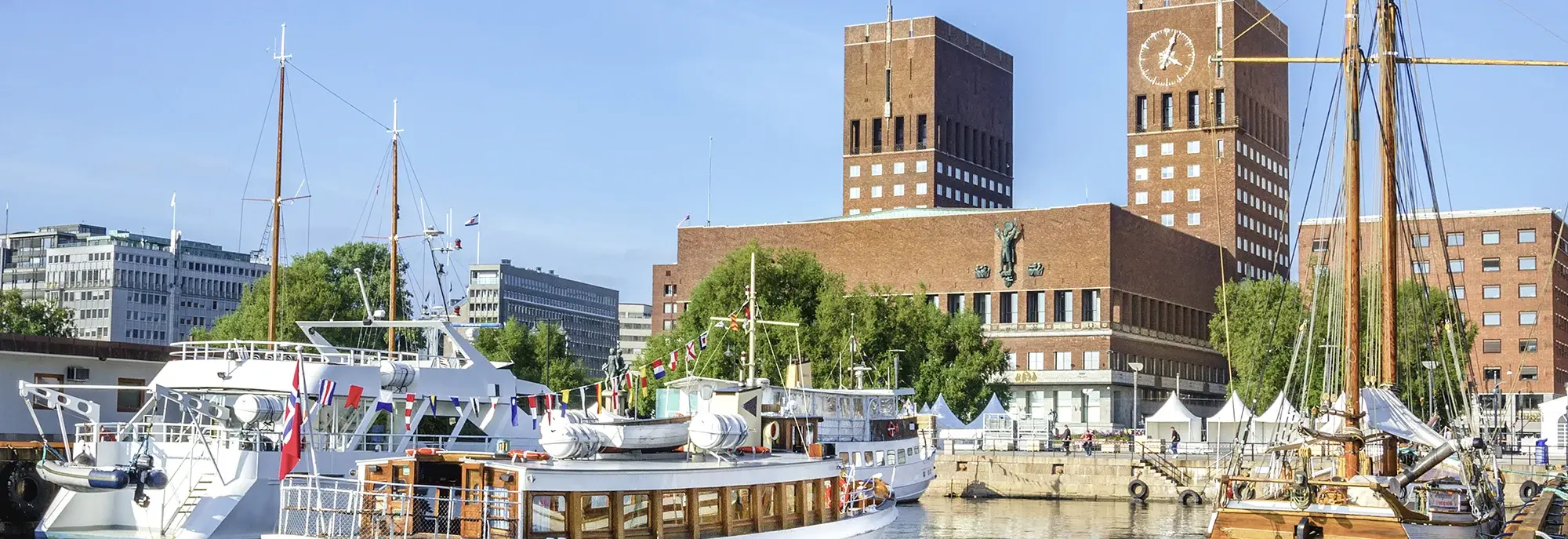 Blick auf Oslos Hafen und Rathaus Oslo im Sommer.
