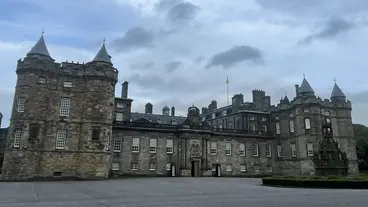 Holyrood Palace in Edinburgh: Reise zur königlichen Sehenswürdigkeit Schottlands Der imposante Palace of Holyroodhouse in Edinburgh, Schottland, erstreckt sich unter einem bewölkten Himmel und präsentiert seine historische Steinarchitektur als bedeutende königliche Sehenswürdigkeit für eine unvergessliche Kultur-Reise.
