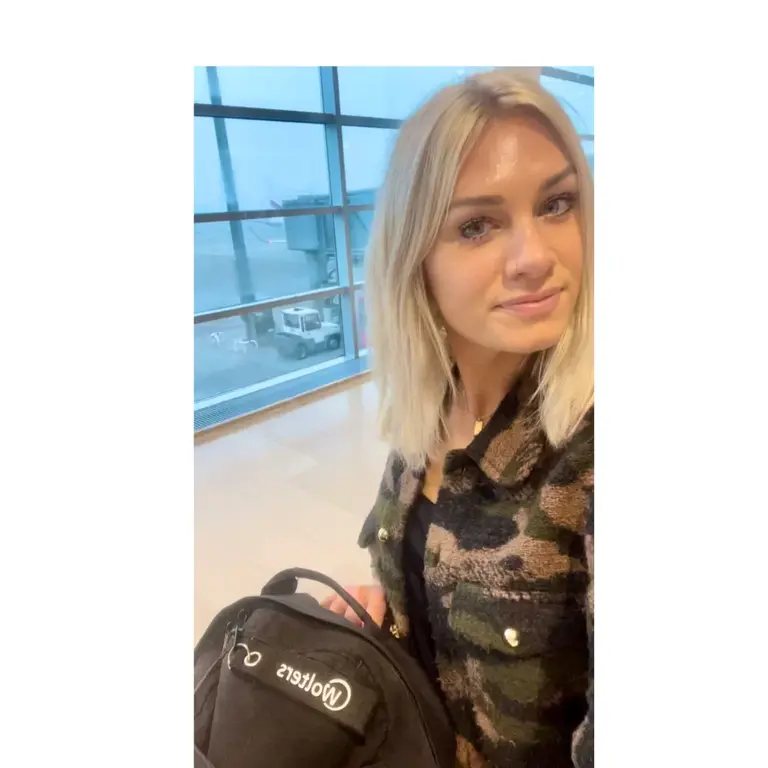 Aufbruch zum Abenteuer: Eine Frau bereit für den Abflug am Flughafen Eine Frau macht am Flughafen-Gate ein Selfie und fängt mit ihrem erwartungsvollen Blick die Vorfreude auf den Beginn einer neuen Reise und eines unvergesslichen Urlaubs-Abenteuers ein.