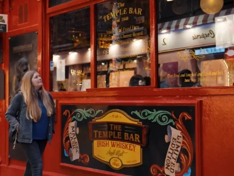 Wolters Rundreisen in Irland in der Temple Bar in Dublin Temple Bar Viertel in Dublin, Irland – kulturelle Highlights und Städteerlebnis auf Rundreisen mit Wolters Rundreisen