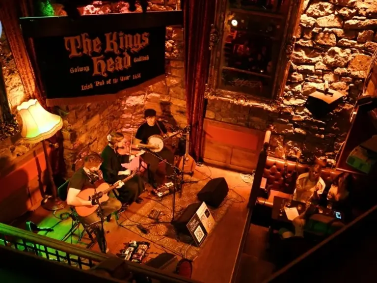 Irische Pubkultur erleben mit Wolters Rundreisen Live-Musik in einem traditionellen irischen Pub – authentische Kulturerlebnisse mit Wolters Rundreisen
