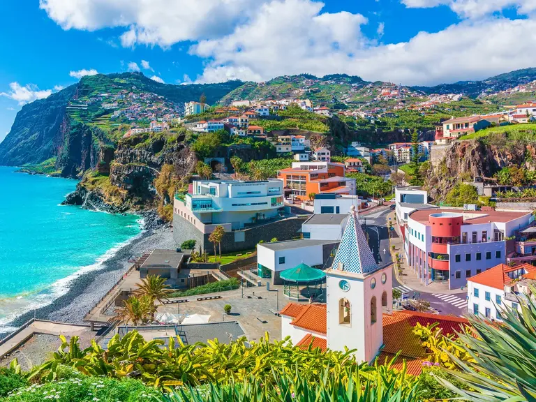 Frühling auf Madeira - Blumeninsel im Atlantik Das Bild zeigt die Insel Madeira im Frühling, mit blühenden Gärten, grünen Berghängen und dem azurblauen Atlantik. Die Szene betont, warum Madeira auch als Blumeninsel bekannt ist und ein beliebtes Ziel für Naturreisen und Frühlingsurlaub darstellt.