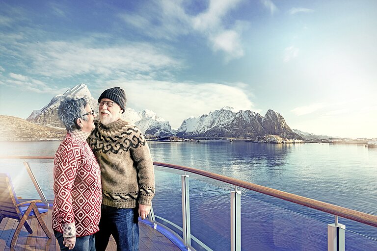 Paar auf Postschiff in Norwegen