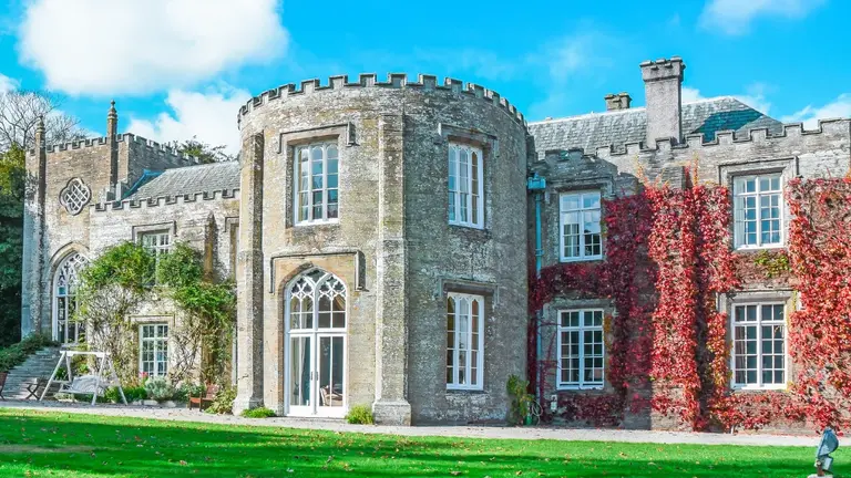 Das historische Herrenhaus Prideaux Place mit mittelalterlich anmutender Fassade und Efeubewuchs in Cornwall.