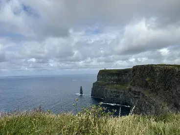 Die majestätischen Cliffs of Moher: Irlands weltberühmte Steilküste erleben Die beeindruckenden Cliffs of Moher an der irischen Atlantikküste ragen unter einem dramatischen Wolkenhimmel steil aus dem Meer empor und bieten als weltberühmte Sehenswürdigkeit ein unvergessliches Natur-Erlebnis auf jeder Reise und in jedem Abenteuer-Urlaub in Irland.