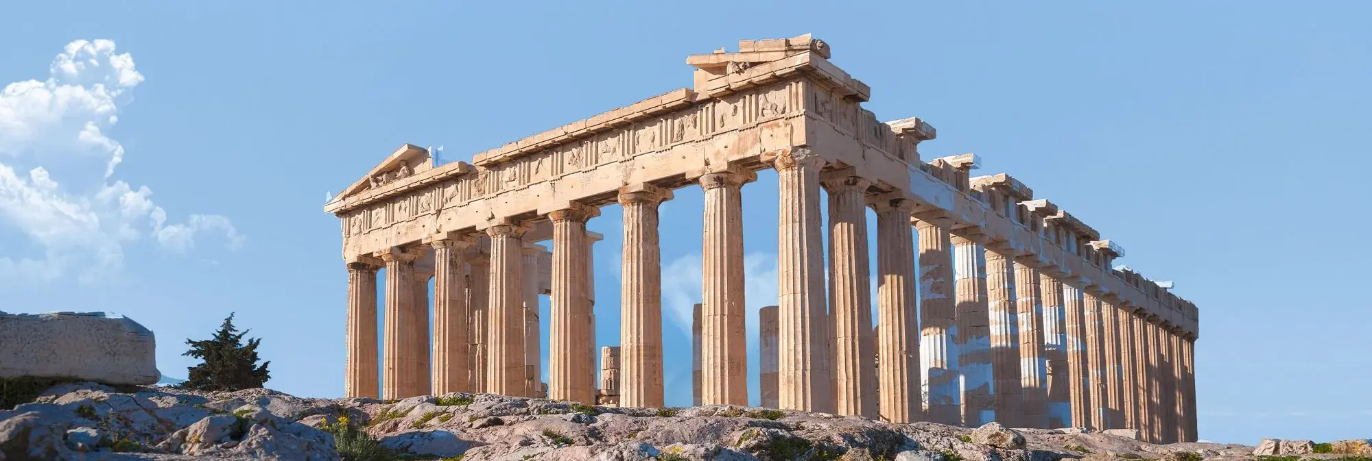 Parthenon-Tempel in Athen – antikes Wahrzeichen der Akropolis in Griechenland mit Wolters Rundreisen kennenlernen Der Parthenon-Tempel auf der Akropolis in Athen, Griechenland, ein antikes Meisterwerk der klassischen Architektur mit dorischen Säulen und reich verzierten Giebeln, aufgenommen bei blauem Himmel.