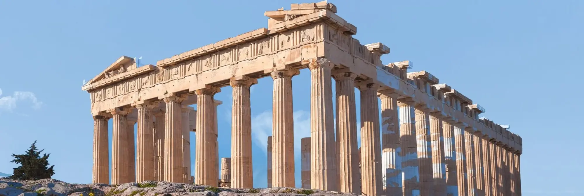 Parthenon-Tempel in Athen – antikes Wahrzeichen der Akropolis in Griechenland mit Wolters Rundreisen kennenlernen Der Parthenon-Tempel auf der Akropolis in Athen, Griechenland, ein antikes Meisterwerk der klassischen Architektur mit dorischen Säulen und reich verzierten Giebeln, aufgenommen bei blauem Himmel.