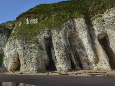 Naturwunder an der Küste: Die Höhlen am Whiterocks Beach in Nordirland Die beeindruckenden weißen Kreidefelsen am Whiterocks Beach in Nordirland, in die das Meer über Jahrhunderte tiefe Höhlen gegraben hat, bieten am Sandstrand ein faszinierendes Naturschauspiel und sind eine unvergessliche Sehenswürdigkeit auf einer Reise entlang der nordirischen Küste.
