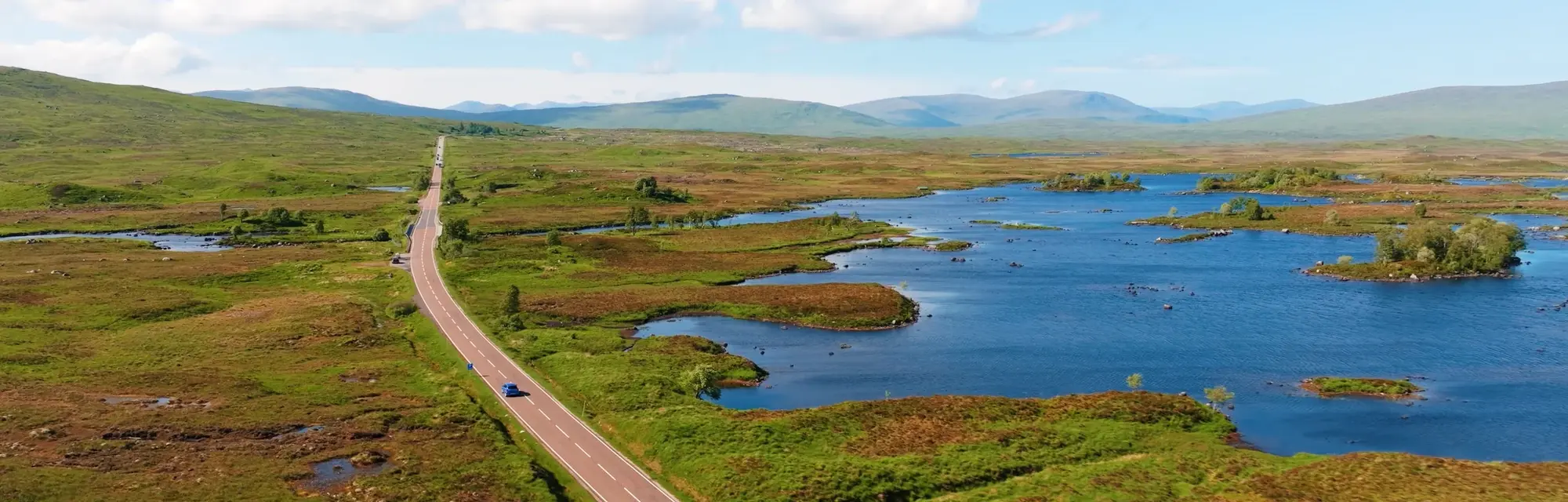 Cairngorms Ausblick Auto auf einer Landstraße