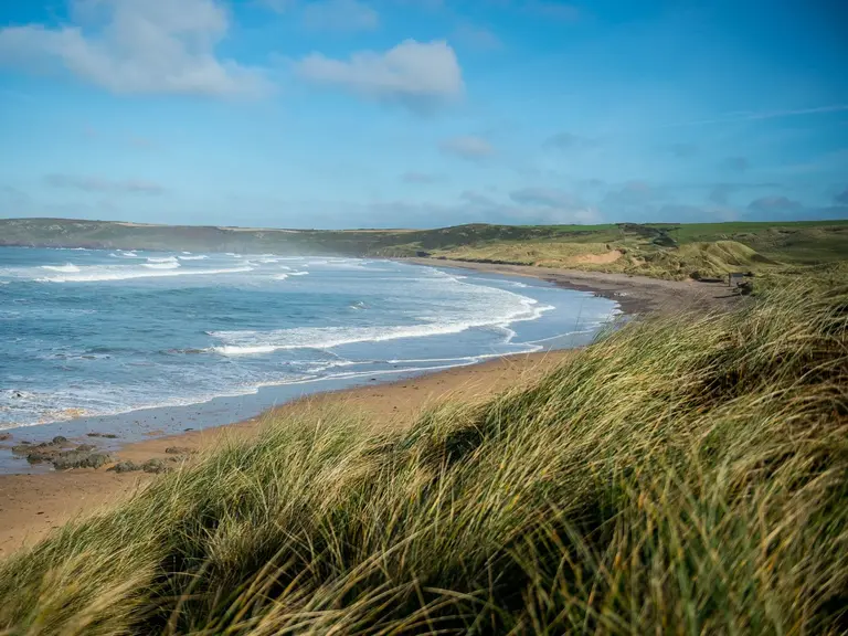 An der Pembrokeshire Coast in Südwales treffen steile Felsen auf feine Sandstrände und das endlose Blau des Atlantiks. Die Region ist ein Paradies für Naturliebhaber, Wanderer und Reisende, die im Urlaub ursprüngliche Küstenlandschaften entdecken wollen.