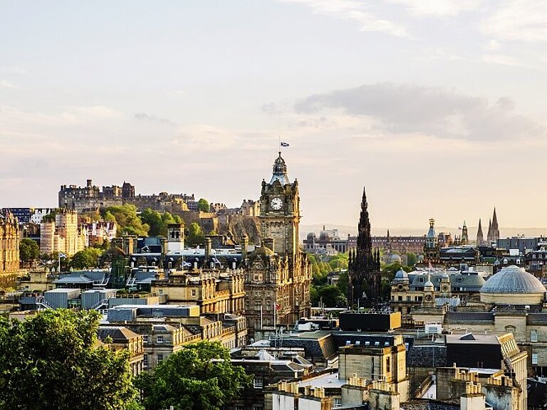 Ausblick auf die Stadt Edinburgh Schottland Wolters Rundreisen