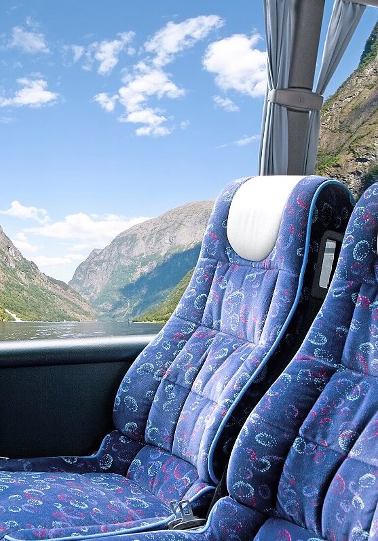 Reisebus mit Ausblick auf Norwegens Natur Wolters Rundreisen