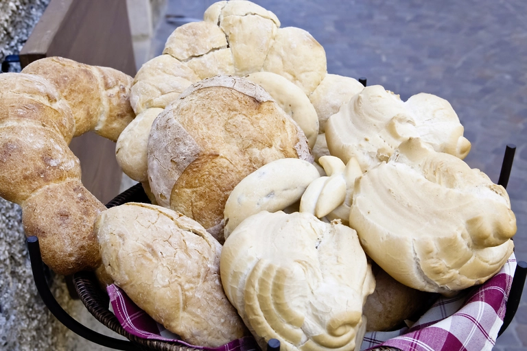 Korb voller traditioneller italienischer Brotsorten wie Ciabatta und Pane Casareccio – Grundnahrungsmittel der italienischen Küche.