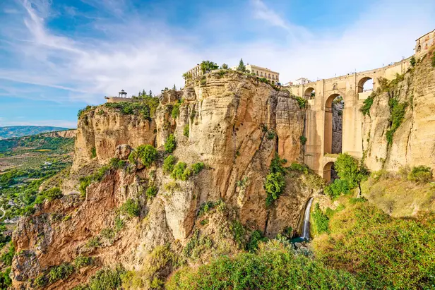 Ronda in Andalusien – Spektakuläre Stadt auf Felsen in Spanien Die Stadt Ronda in Andalusien, Spanien, liegt auf hohen Felsen über einer tiefen Schlucht. Historische Gebäude und grüne Landschaft umgeben die markante Felsformation – ein bekanntes Ziel für Kultur- und Rundreisen in Europa.