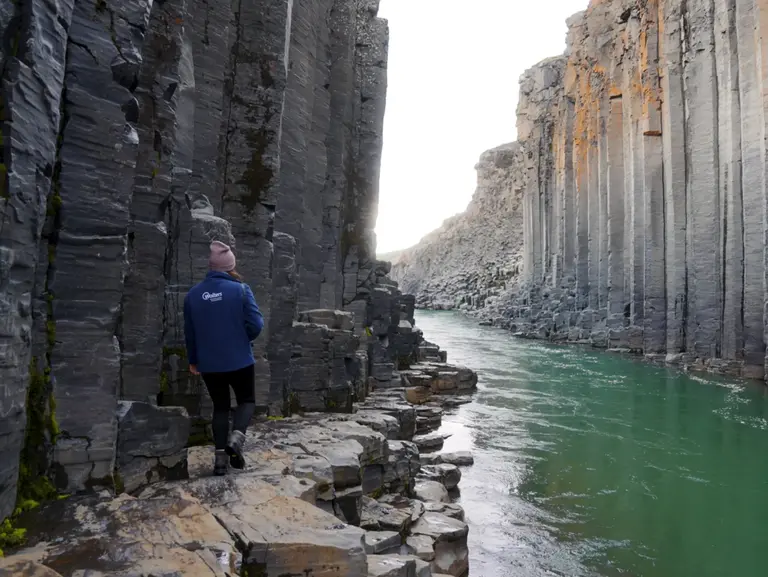 Studlagil Canyon in Ostisland Studlagil Canyon in Ostisland – tiefe Schlucht mit Basaltsäulen und türkisfarbenem Fluss, beeindruckendes Naturwunder und Geheimtipp.