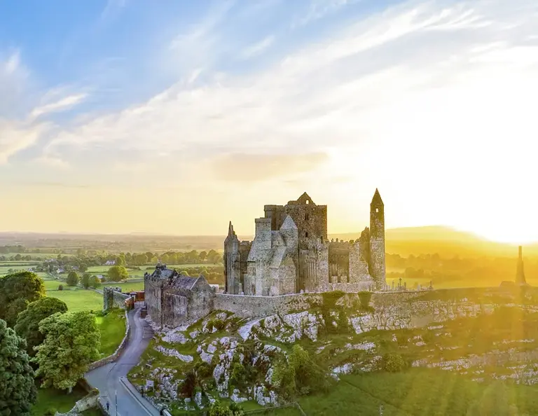 Irische Burg bei Sonnenaufgang Auf dem Bild ist eine alte Irische Burg zu sehen die in einer wunderschönen Landschaft dasteht. Der Sonnenaufgang im Hintergrund rundet das Bild sehr schön ab.