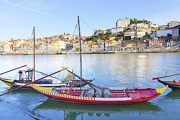 Blick auf malerische Boote in kleinem portugiesischen Ort.
