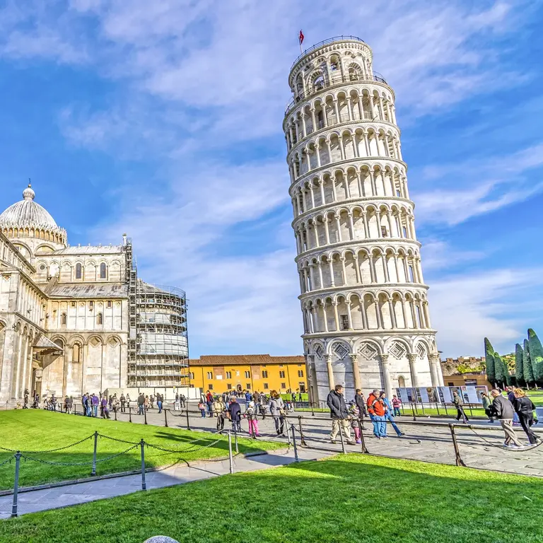 Der Schiefe Turm von Pisa auf der Piazza dei Miracoli in Italien – weltberühmtes Wahrzeichen der Toskana.