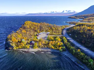 Absico Nationalpark: Eine Insel mit vielen Bäumen und kleinen Gebäuden