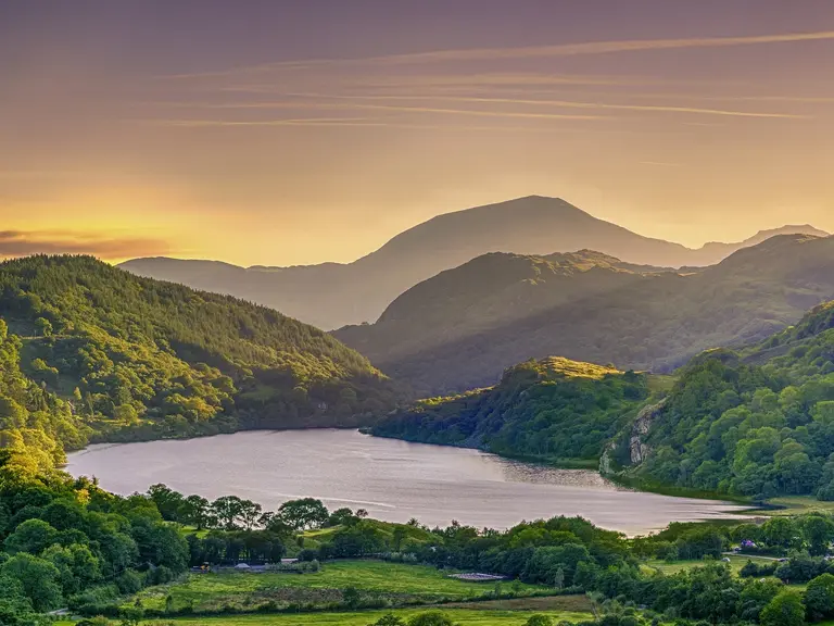 Im Snowdonia-Nationalpark in Nordwales treffen hohe Berge, klare Bergseen und weite Täler aufeinander. Wanderer genießen hier atemberaubende Ausblicke und unberührte Natur - ein ideales Ziel für Outdoor-Aktivitäten, Erholung und Natururlaub in Wales.