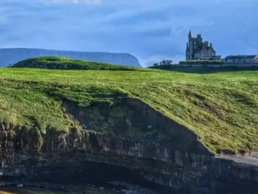 Classiebawn Castle: Irlands Märchenschloss an der Küste von Sligo Das majestätische Classiebawn Castle thront auf einer saftig grünen Klippe über der wilden Atlantikküste bei Mullaghmore in der Grafschaft Sligo, Irland, und bietet als unvergessliche Sehenswürdigkeit eine märchenhafte Kulisse für eine Reise durch die raue Natur.