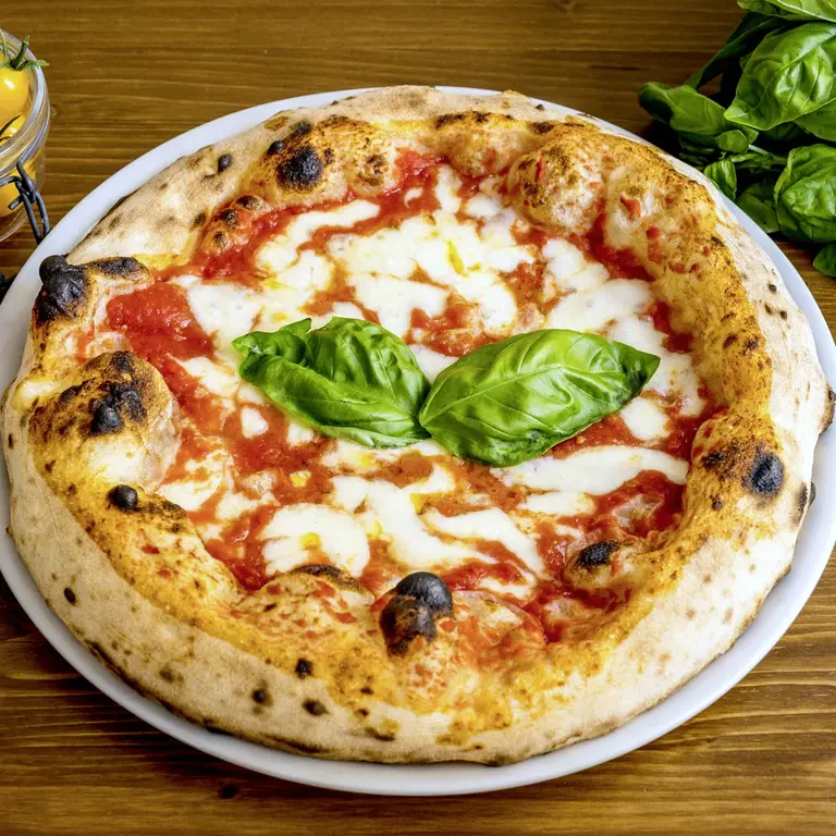 raditionelle Pizza Margherita mit Tomatensoße, Mozzarella und frischem Basilikum – Klassiker der italienischen Küche.