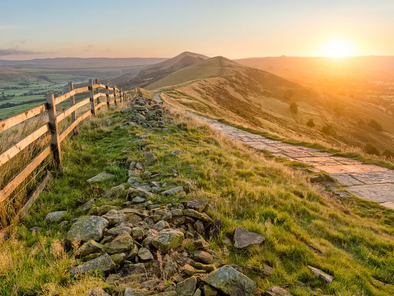 Naturerlebnisse mit Wolters Rundreisen Panoramablick auf Hadrians Wall bei Sonnenuntergang – eindrucksvolle Naturerlebnisse mit Wolters Rundreisen