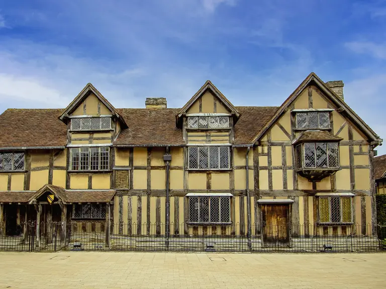 Historisches Fachwerkhaus in Stratford-upon-Avon, bekannt als das Geburtshaus des Dramatikers William Shakespeare.