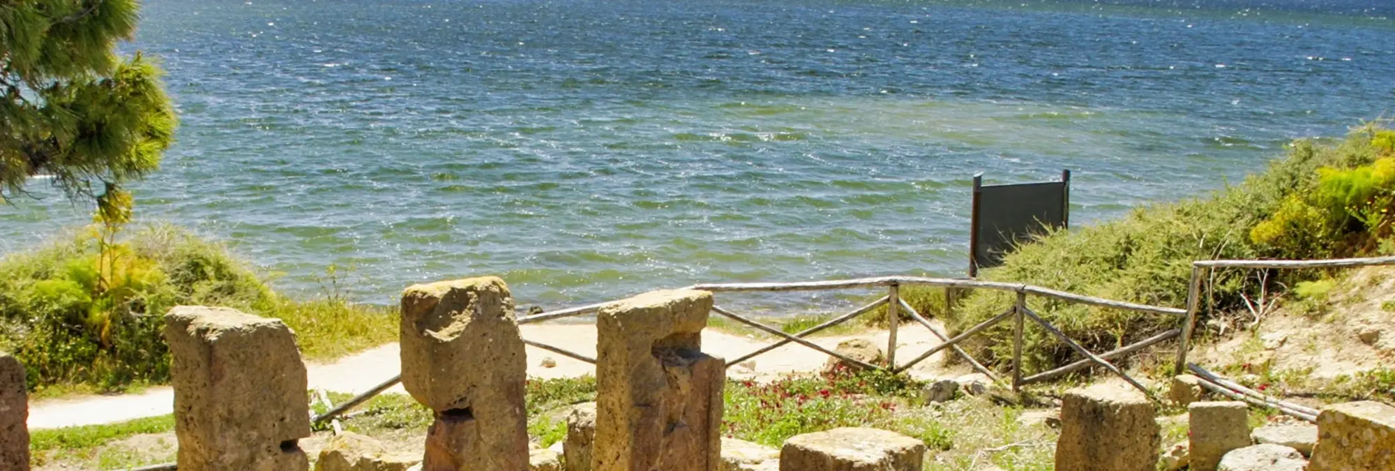 Insel Mozia Sizilien mit archäologischen Ausgrabungen Archäologische Ausgrabungen auf der Insel Mozia vor der Küste Siziliens mit Blick auf das Meer – historische Sehenswürdigkeit im Mittelmeer.