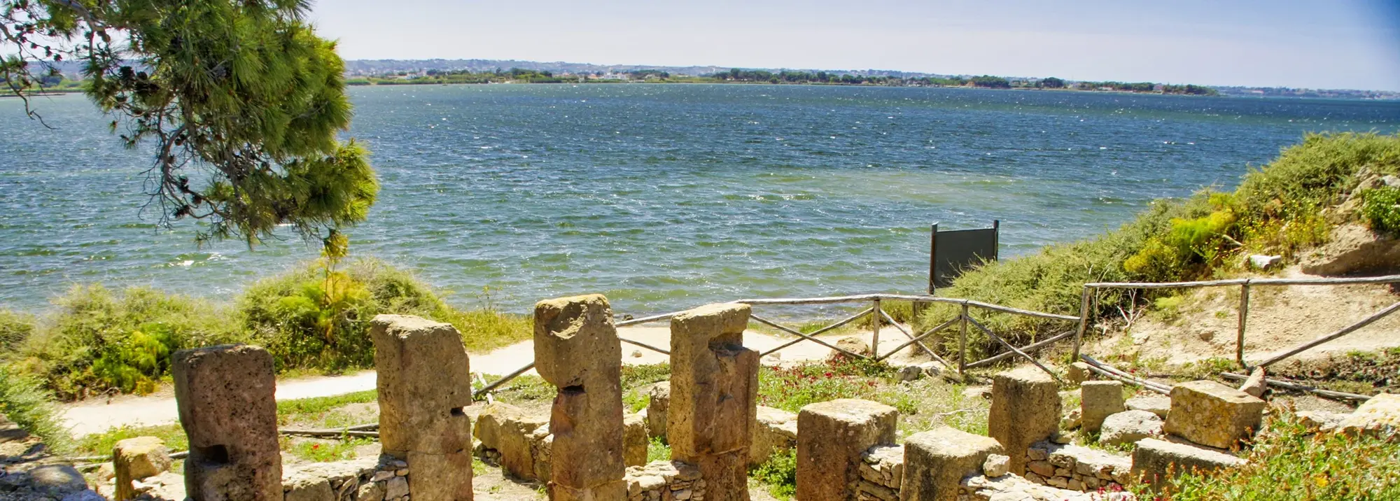 Archäologische Ausgrabungen auf der Insel Mozia vor der Küste Siziliens mit Blick auf das Meer – historische Sehenswürdigkeit im Mittelmeer.
