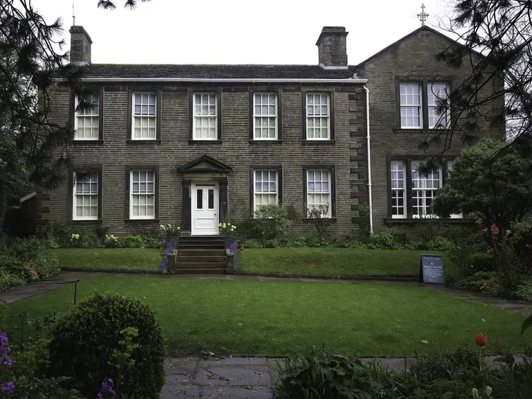 Das Brontë Parsonage Museum in Haworth, ehemaliges Wohnhaus der Schriftstellerinnen Charlotte, Emily und Anne Brontë.