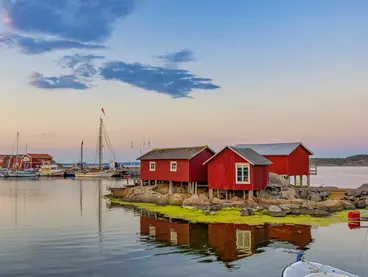 Rote Häuser auf kleinen Inseln direkt am Hafen