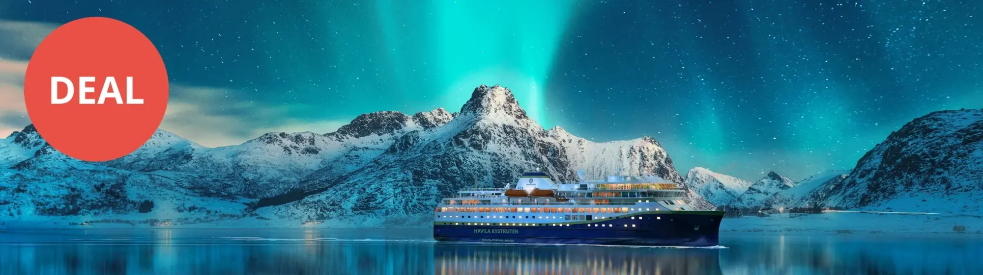 Ein Havila-Schiff fährt bei Nacht entlang verschneiter Berge, während grün leuchtende Polarlichter über den Himmel tanzen. Das Motiv vermittelt die Magie einer Norwegen-Schiffsreise im Winter und bewirbt aktuelle Angebote für Kreuzfahrten entlang der Küste.