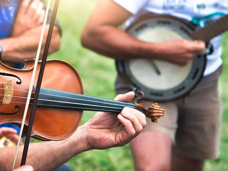 Traditionelle irische Instrumente wie Geige und Banjo