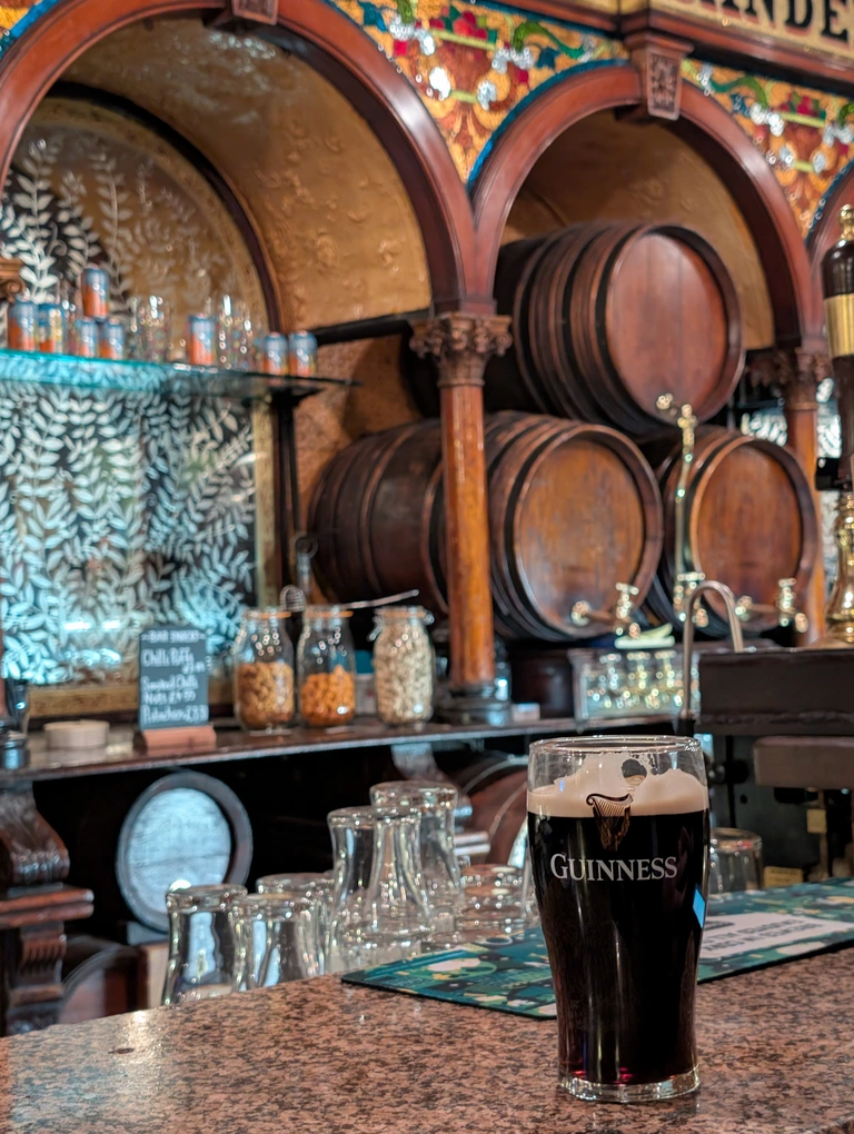 Genussmomente mit Wolters Rundreisen Irisches Bier im traditionellen Pub in Irland – authentische Genuss- und Kulturerlebnisse mit Wolters Rundreisen